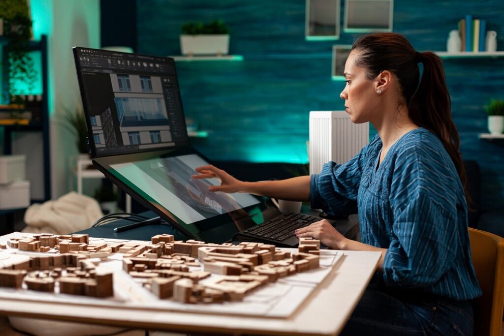 3D моделиране дама си гледа в компютъра